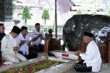 Walikota Bandung Ridwan Kamil (kiri) memanjatkan doa di pusara Presiden Soekarno di Blitar, Jawa Timur, Rabu (8/3). Selain mengunjungi perpustakaan dan berziarah ke makam Presiden Soekarno, Kang Emil juga menyempatkan mengunjungi Museum Istana Gebang. Antara Jatim/Irfan Anshori/zk/17