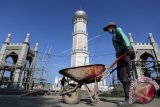 Pekerja menyelesaikan proyek renovasi pembangunan Masjid Raya Baiturrahman di Banda Aceh, Aceh, Rabu (8/3). Renovasi rumah ibadah yang telah menjadi ikon wisata religi Aceh itu merupakan bagian dari Pengembangan Proyek Landscape dan Infrastruktur Masjid Raya Baiturrahman yang diperkirakan akan menghabiskan dana Rp458 miliar lebih. (ANTARA FOTO/Irwansyah Putra)