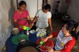 Istri nelayan yang tergabung dalam Kelompok Usaha Bersama (KUB) Putri Lumba-lumba mengolah buah tanaman bakau (mangrove) dijadikan sirup di Desa Sumberejo, Ambulu, Jember, Jawa Timur, Rabu (8/3). Buah mangrove jenis pidada (sonneratia caseolaris) yang tumbuh di pantai Payangan diolah menjadi sirup minuman karena mengandung vitamin C dan dijual Rp20.000 per 450 milimeter. Antara Jatim/Seno/zk/17