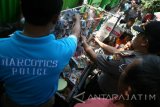 Petugas Kepolisian memeriksa dagangan pedagang kaki lima saat razia permen berbahaya di depan Sekolah Dasar Negeri Mojoroto di Kota Kediri, Jawa Timur, Rabu (8/3). Razia gabungan BNN, Dinas Perdagangan, Kepolisian, dan Satpol PP tersebut mengamankan sedikitnya seratus buah permen dot yang diduga mengandung bahan berbahaya dari salah satu distributor jajanan dan mainan anak. Antara Jatim/Prasetia Fauzani/zk/17