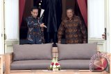 Presiden Joko Widodo (kiri) menerima kunjungan Ketua Umum DPP Partai Demokrat yang juga Presiden ke-6 RI Susilo Bambang Yudhoyono di Istana Merdeka, Kamis (9/3/2017). (ANTARA FOTO/Setpres/Cahyo Bruri Sasmito)