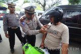 Polisi memberikan pengarahan kepada pengendara saat Operasi Simpatik Semeru 2017 di Jalan Pintu Gerbang,  Pamekasan, Jawa Timur, Kamis (9/3). Dalam operasi tersebut pelanggar lalu lintas diajak duduk bersama sekaligus ngopi bersama untuk kemudian diberi pemahaman tentang berlalu lintas yang baik dan benar. Antara Jatim/Saiful Bahri/zk/17