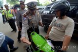 Polisi memberikan pengarahan kepada pengendara saat Operasi Simpatik Semeru 2017 di Jalan Pintu Gerbang,  Pamekasan, Jawa Timur, Kamis (9/3). Dalam operasi tersebut pelanggar lalu lintas diajak duduk bersama sekaligus ngopi bersama untuk kemudian diberi pemahaman tentang berlalu lintas yang baik dan benar. Antara Jatim/Saiful Bahri/zk/17