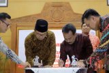 Walikota Bandung Ridwan Kamil (dua Kiri) bersama Walikota Blitar Muh. Samanhudi Anwar menandatangani nota kesepahaman (MOU) dan kerjasama antar daerah di Balaikota Koesumo Wicitra Kota Blitar, Jawa Timur, Rabu (8/3) malam. MOU antar delapan kepala daerah tersebut meliputi kerjasama dibidang pengembangan Smart City, E-Goverment, Ekonomi Kreatif, UMKM, Pengembangan dan Promosi Pariwisata,Industri,Investasi serta Pertanian juga Ketahanan Pangan.Antara jatim/Irfan Anshori/zk/17