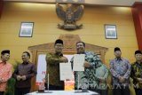 Walikota Bandung Ridwan Kamil (Tiga Kiri) bersama Bupati Buleleng Putu Agus Suradnyana (Empat Kiri) bersalaman usai penandatanganan nota kesepahaman (MOU) dan kerjasama antar daerah di Balaikota Koesumo Wicitra Kota Blitar, Jawa Timur, Rabu (8/3) malam. MOU antar delapan kepala daerah tersebut meliputi kerjasama dibidang pengembangan Smart City, E-Goverment, Ekonomi Kreatif, UMKM, Pengembangan dan Promosi Pariwisata,Industri,Investasi serta Pertanian juga Ketahanan Pangan. Antara Jatim/Irfan Anshori/zk/17