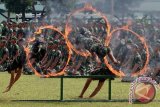 Prajurit TNI AD melompat di lingkaran berapi ketika atraksi bela diri Yongmoodo, di Makodam I/Bukit Barisan, Medan, Sumatera Utara, Kamis (9/3/2017). Bela diri yang memadukan pukulan, tendangan, bantingan dan kuncian tersebut merupakan bela diri wajib bagi prajurit TNI AD. (ANTARA FOTO/Irsan Mulyadi)