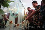 Bojonegoro - Jaksa Agung Muhammad Prasetyo , didampingi Bupati Bojonegoro Suyoto, mengunting pita untuk meresmikan gedung Kejaksaan Negeri Bojonegoro, Jawa Timur, Jumat (10/3). Gedung bertingkat dengan luas 4.151 meter persegi dibangun dengan biaya Rp13,9 miliar dari APBD Bojonegoro. Antara Jatim/Foto/Slamet Agus Sudarmojo. 