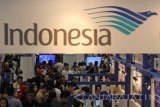 Pengunjung memesan tiket di agen perjalanan saat Garuda Indonesia Travel Fair (GATF) 2017 di Surabaya, Jawa Timur, Jumat (10/3). GATF 2017 yang diselenggarakan mulai 10-12 Maret mendatang tersebut menargetkan total penjualan sebesar 28 miliar dengan target pengunjung sebanyak 30.000 pengunjung. Antara Jatim/Moch Asim/zk/17