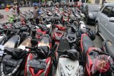 Polisi memeriksa barang bukti sepeda motor saat gelar kasus pencurian kendaaran bermotor, di Mapolrestabes Medan, Sumatera Utara, Jumat (10/3). Jajaran Polrestabes Medan berhasil menangkap 92 pelaku curanmor dengan barang bukti 87 sepeda motor. ANTARA SUMUT/Irsan Mulyadi/17