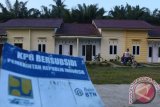 Seorang warga mengendarai sepeda motor di perumahan KPR Bersubdisi yang dibangun Kementerian Pekerjaan Umum dan Perumahan Rakyat bekerjasama dengan Bank BTN, di Deli Serdang, Sumatera Utara, Jumat, 10 Maret 2017. Bank BTN mendukung program pemerintah merealisasikan program satu juta rumah, untuk mengatasi permasalahan kelangkaan perumahan di Indonesia. ANTARA SUMUT/Irsan Mulyadi


