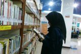Pengunjung membaca buku di Perpustakaan Umum di Jalan Sudarso, Surabaya. Jumat (10/2). Kota Surabaya memiliki sejumlah perpustakaan umum, antara lain perpustakaan umum di Balai Pemuda, di Rungkut, dan di Kampung Ilmu jalan Semarang. Perpustakaan umum ini menyediakan berbagai macam buku di antaranya buku pelajaran sekolah, filsafat, musik, komputer sampai  komik dan lain sebagainya. (Antara Jatim Foto /Sinta dan Putri/SHP/17) 
