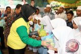 Gerakan Minum Susu (Gerimis) untuk anak-anak yang ditandai dengan pemberian air susu kambing oleh Ketua TP-PKK Kabupaten Banjar Hj. Raudhatul Wardiyah kepada anak sekolah dan pondok pesantren Al Ikhsany di Desa Baliangin Kecamatan Sambung Makmur, Kamis (0903).Foto Antaranews Kalsel/hms/f) 