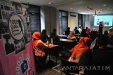 Founder Matanesia Mamuk Ismuntoro menyampaikan materi fotografi kepada peserta workshop di Surabaya, Jawa Timur, Sabtu (11/3). Workshop fotografi yang bertajuk 'TRIPO' diselenggarakan oleh Komunitas 1000 guru dengan konsep travel and teach, tak hanya workshop dan praktek memotret tetapi peserta berkesempatan memamerkan hasil karya pasca workshop. (Antara Jatim/Naufal/SHP/17) 