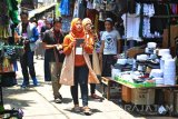 Sejumlah peserta workshop melakukan praktik pemotretan di Pasar Ampel, Surabaya, Jawa Timur, Sabtu (11/3). Workshop fotografi yang bertajuk 'TRIPO' diselenggarakan oleh Komunitas 1000 guru dengan konsep travel and teach, tak hanya workshop dan praktek memotret tetapi peserta berkesempatan memamerkan hasil karya pasca workshop. Antara Jatim/Naufal/SHP/17