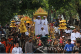 Sejumlah peserta pawai memakai busana tradisional khas Gresik sembari naik kuda saat mengikuti Kirab Budaya di Gresik, Jawa Timur, Kamis (9/3). Kirab budaya yang mengusung tema 'Kemilau Budaya Giri' tersebut dalam rangka memperingati HUT ke-530 Kota Gresik dan HUT ke-43 Kabupaten Gresik. Antara Jatim/Moch Asim/zk/17