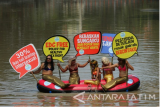 Sejumlah aktifis lingkungan hidup yang tergabung dalam Indonesia Water Community of Practice (IndoWater CoP) melakukan aksi unjuk rasa di atas perahu karet di sungai Kalimas, Surabaya, Jawa Timur, Rabu (8/3). Massa aksi menyampaikan sejumlah aspirasi yang salah satunya mendesak pemerintah untuk melakukan langkah-langkah dalam pengendalian pencemaran sungai dari limbah. Antara Jatim/Didik Suhartono/zk/17