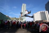 Komunitas sepeda dan sepatu roda unjuk kebolehan saat pelaksanaan HBKB di Jakarta, Minggu (12/3). Kegiatan tersebut diadakan untuk mengajak masyarakat agar menjauhi narkoba dengan melakukan hal yang positif, seperti berolahraga. ANTARA FOTO/Rivan Awal Lingga/wdy/17.