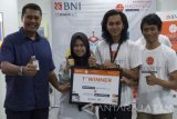 Direktur Konsumer Banking BNI Anggoro Eko Cahyo (keenam kiri) bersama tim pengembang aplikasi terbaik di Malang saat Pengumuman pemenang dan penyerahan hadiah bagi para pemenang BNI Hackfest 1st Round 2017 di Malang, Jawa Timur, Minggu (12/3). BNI menggelar BNI Hackfest 2017 secara berseri di beberapa kota di Indonesia, yaitu di Malang, Bandung, Makassar, Yogjakarta, dan Jakarta. Kompetisi ini menyaring para pengembang aplikasi (application developer) terbaik di Indonesia sebagai bagian dari rangkaian program digitalisasi layanan perbankan secara nasional yang di BNI disebut sebagai BNI DigiNation. Antara Jatim/Rahmat Nasution/zk/16
