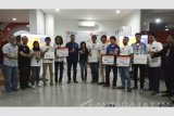 Direktur Konsumer Banking BNI Anggoro Eko Cahyo (keenam kiri) dan CEO BNI Kanwil Malang Yessy Kurnia Dyah (ketujuh kiri) bersama tim pengembang aplikasi terbaik di Malang saat Pengumuman pemenang dan penyerahan hadiah bagi para pemenang BNI Hackfest 1st Round 2017 di Malang, Jawa Timur, Minggu (12/3). BNI menggelar BNI Hackfest 2017 secara berseri di beberapa kota di Indonesia, yaitu di Malang, Bandung, Makassar, Yogjakarta, dan Jakarta. Kompetisi ini menyaring para pengembang aplikasi (application developer) terbaik di Indonesia sebagai bagian dari rangkaian program digitalisasi layanan perbankan secara nasional yang di BNI disebut sebagai BNI  DigiNation. Antara Jatim/Rahmat Nasution/zk/16
