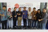 Komisaris BNI Joni Swastanto bersama (keempat kanan) bersama Walikota Malang Mochamad Anton (tengah) dan SEVP IT BNI Dadang Setiabudi (keemapt kiri) dan  CEO BNI Kanwil Malang Yessy Kurnia Dyah (kedua kanan) berfoto bersama saat pembukaan pengumuman dan penyerahan hadiah bagi para pemenang BNI Hackfest 1st Round 2017 di Malang, Jawa Timur, Minggu (12/3). BNI menggelar BNI Hackfest 2017 secara berseri di beberapa kota di Indonesia, yaitu di Malang, Bandung, Makassar, Yogjakarta, dan Jakarta. Kompetisi ini menyaring para pengembang aplikasi (application developer) terbaik di Indonesia sebagai bagian dari rangkaian program digitalisasi layanan perbankan secara nasional yang di BNI disebut sebagai BNI DigiNation. Antara Jatim/Rahmat Nasution/zk/16