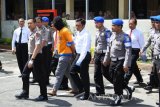 Petugas menggiring tersangka saat rilis kasus penembakan mahasiswa, di Polres Jember, Jawa Timur, Senin (13/3). Kapolda Jatim Irjen Pol Machfud Arifin mengungkapkan bahwa tersangka penembakan mahasiswa Universitas Muhammadiyah Jember, Dedi (25), pada Sabtu (11/3) lalu merupakan anggota Brimob Polda Jatim berinisial BM. Peristiwa penembakan berawal dari terjadinya percekcokan. Antara Jatim/Seno/17.