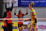 Sejumlah pebola voli putri Jakarta Pertamina Energi meluapkan kegembiraan usai melawan pebola voli putri Gresik Petrokimia dalam pertandingan Proliga putaran kedua minggu kedua di GOR Kertajaya Surabaya, Jawa Timur, Minggu (12/3). Jakarta Pertamina Energi menang dengan skor 3-0 ( 25-22, 25-15, 25-12). Antara Jatim/M Risyal Hidayat/zk/17