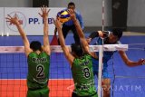 Pebola voli Palembang Bank Sumselbabel Sigit Ardrian (kanan) melakukan smes ke arah pebola voli Jakarta BNI Taplus Richi Risky (kiri) dan I Nyoman Rudi Tirtana (kedua kiri) dalam pertandingan Proliga putaran kedua minggu kedua di GOR Kertajaya Surabaya, Jawa Timur, Minggu (12/3). Palembang Bank Sumselbabel menang dengan skor 3-1 (28-26, 22-25, 25-20, 25-21). Antara Jatim/M Risyal Hidayat/zk/17