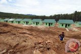 Seorang pekerja melintas didepan perumahan yang baru dibangun di kawasan hutan Siosar, Merek, Kabupaten Karo, Sumatera Utara, Kamis (24/9). Bank BTN melirik pekerja informal untuk menjadi debitur program kredit pemilikan rumah (KPR) mikro yang diharapkan dapat menjawab kebutuhan pembiayaan perumahan bagi masyarakat berpenghasilan rendah terutama di sektor informal yang jumlahnya di perkirakan mencapai 6,5 juta jiwa. ANTARA SUMUT/Septianda Perdana