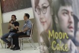 Pemeran film 'Moon Cake Story' Morgan Oey (kiri) berbagi cerita dengan para mahasiswa saat acara 'meet and greet' film Moon Cake Story di Universitas Surabaya (Ubaya), Surabaya, Jawa Timur, Senin (13/3). FIlm bergenre drama yang menceritakan perjuangan seorang pengidap penyakit Alzheimer tersebut rencananya akan tayang perdana di seluruh bioskop Indonesia pada 23 Maret mendatang. Antara Jatim/Moch Asim/zk/17