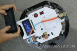 Mahasiswa memperagakan prototipe robot Abinara 1 saat dipamerkan pada peluncuran Mobil Sapuangin XI Evo 1 ITS Surabaya di Surabaya, Jawa Timur, Minggu (12/3). Prototipe robot yang berfungsi sebagai pemadam api yang dapat dikendalikan melalui telepon selular berbasis Android maupun bergerak secara 'autonomous' tersebut merupakan karya enam mahasiswa Institut Teknologi Sepuluh Nopember (ITS) Surabaya. Antara Jatim/Didik Suhartono/zk/17