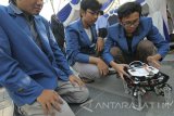 Mahasiswa memperagakan prototipe robot Abinara 1 saat dipamerkan pada peluncuran Mobil Sapuangin XI Evo 1 ITS Surabaya di Surabaya, Jawa Timur, Minggu (12/3). Prototipe robot yang berfungsi sebagai pemadam api yang dapat dikendalikan melalui telepon selular berbasis Android maupun bergerak secara 'autonomous' tersebut merupakan karya enam mahasiswa Institut Teknologi Sepuluh Nopember (ITS) Surabaya. Antara Jatim/Didik Suhartono/zk/17