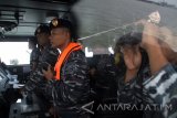 Prajurit KRI SIdat 851 melaksanakan peran parade ketika melintas di depan Mako Koormatim, Surabaya, Jawa Timur, Minggu (12/3). Kegiatan tersebut dalam rangka latihan Pamtas Latpratugas Operasi Indonesia-RDLT-Australia. Antara Jatim/Umarul Faruq/zk/17