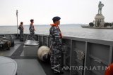 Prajurit KRI SIdat 851 melaksanakan peran parade ketika melintas di depan Mako Koormatim, Surabaya, Jawa Timur, Minggu (12/3). Kegiatan tersebut dalam rangka latihan Pamtas Latpratugas Operasi Indonesia-RDLT-Australia. Antara Jatim/Umarul Faruq/zk/17