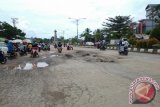 Dampak angkutan semen PT Conch South Kalimantan yang beroperasi di Kabupaten Tabalong menyebabkan sejumlah ruas jalan provinsi rusak. Salah satunya ruas jalan di Kelurahan Mabuun Kecamatan Murung Pudak yang menyisakan lubang dan jalan bergelombang.Foto Antaranews.Kalsel/Herlina Lasmianti