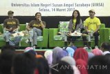 Sutradara Nurman Hakim (kedua kiri), penulis naskah Ben Shohib (kiri) serta pemeran film Bidah Cinta, Ayu Shita (kedua kanan) dan Yoga Pratama (kanan) saat menghadiri acara bincang film Bidah Cinta di Universitas Islam Negeri Sunan Ampel (UINSA) Surabaya, Jawa Timur, Selasa (14/3). Film yang menceritakan persoalan terkait perbedaan pemahaman tentang agama tersebut akan tayang secara serentak di bioskop di seluruh Indonesia pada 16 Maret 2017. Antara Jatim/Moch Asim/zk/17 
