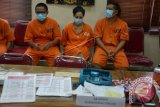 Polisi menggiring tiga orang tersangka kasus prostitusi melalui media sosial atau 'online' saat konferensi pers di Mapolda Bali, Selasa (14/3). Polisi dapat meringkus pelaku berdasarkan barang bukti transaksi sistem pemasaran melalui media sosial dengan mengunggah foto-foto dan video wanita yang ditawarkan. ANTARA FOTO/Wira Suryantala/wdy/17.