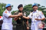 Panglima TNI Jenderal Gatot Nurmantyo (tengah) bersama Danpaspampres Brigjen TNI (Mar) Suhartono (kanan) dan mantan Danpaspampres Mayjen TNI (Mar) Bambang Suswantono (kiri) usai upacara serah terima jabatan Danpaspampres di Mako Paspampres, Jakarta, Selasa (14/3/2017). Brigjen TNI (Mar) Suhartono resmi menjabat sebagai Komandan Pasukan Pengamanan Presiden (Danpaspampres) menggantikan Mayjen TNI (Mar) Bambang Suswantono berdasarkan Surat Keputusan Panglima TNI Nomor Kep/141/II/2017. (ANTARA FOTO/Hafidz Mubarak A)