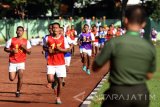 Sejumlah peserta berlari ketika mengikuti tes kesegaran jasmani seleksi penerimaan Tamtama Prajurit Karier (PK) TNI AD gelombang I TA. 2017  di Lapangan Brawijaya Kodam V Brawijaya Surabaya, Selasa (14/3). Kodam V Brawijaya menerima peserta sebanyak 2058 orang dari wilayah Jawa Timur untuk memenuhi kuota sebanyak 260 orang Prajurit Karir Tamtama TNI AD. Antara Jatim/M Risyal Hidayat/zk/17