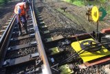 Pekerja melakukan perawatan rel kereta api di persimpangan jalur di Stasiun Geneng, Ngawi, Jawa Timur,  Selasa (14/3). Kementerian Perhubungan menargetkan jalur ganda kereta api lintas selatan jawa sepanjang lebih dari 400 kilometer akan tuntas dibangun pada tahun 2019 sebagai upaya untuk meningkatkan layanan serta menambah frekuensi kereta api. Antara Jatim/Ari Bowo Sucipto/zk/17.