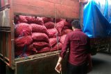 Polresta Pontianak gagalkan penyeludupan bawang merah sebayak 4 ton lebih yang berasal dari Malaysia dan menahan dua supir beserta truk di Mapolresta Pontianak pada Selasa (14/03). (Foto Slamet Ardiansyah)
