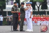 Panglima TNI Jenderal Gatot Nurmantyo (ketiga kanan) memasangkan tanda lencana kepada Danpaspampres Brigjen TNI (Mar) Suhartono (kanan) disaksikan mantan Danpaspampres Mayjen TNI (Mar) Bambang Suswantono (kedua kanan) saat upacara serah terima jabatan Danpaspampres di Mako Paspampres, Jakarta, Selasa (14/3/2017). Brigjen TNI (Mar) Suhartono resmi menjabat sebagai Komandan Pasukan Pengamanan Presiden (Danpaspampres) menggantikan Mayjen TNI (Mar) Bambang Suswantono berdasarkan Surat Keputusan Panglima TNI Nomor Kep/141/II/2017. (ANTARA FOTO/Hafidz Mubarak A)