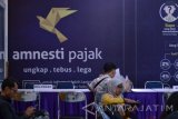Sejumlah wajib pajak menunggu nomor antrean pelaporan SPT tahunan secara elektronik atau e-filing di Kantor Pelayanan Pajak Pratama Genteng, Surabaya, Rabu (15/3). Untuk mengantisipasi meningkatnya kegiatan pelaporan SPT Tahunan 2017 serta Amnesti Pajak Periode III,DJP  mempermudah pelaporan SPT Tahunan bagi wajib pajak pribadi maupun badan usaha dan melengkapi apa yang belum ada di system Efiling dengan mengeluarkan aplikasi E form . Antara Jatim/Abdullah Rifai/zk/17