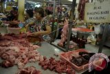 Pedagang memotong daging babi di Pasar Badung, Denpasar, Bali, Rabu (15/3). Penjualan daging babi menurun akibat penyebaran penyakit Meningitis Babi atau meningitis streptococcus suis (MSS) di Bali beberapa waktu terakhir. ANTARA FOTO/Fikri Yusuf/wdy/17