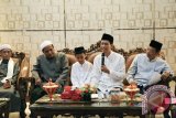 Sebelum mengikuti 18 besar Lomba Hafiz Al-Quran di RCTI, Muhammad Wildy Lutfi Hasan didampingi orangtuanya meminta restu kepada Bupati Tanah Laut H. Bambang Alamsyah dan para ulama Tanah Laut, di Ruang VIP kediaman bupati setempat, Selasa (14/3). Foto:Antaranews Kalsel/Arianto/G.