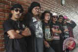 Grup musik Orkes Melayu Pengantar Minum Racun (OM PMR) berpose saat peluncuran single terbarunya yang berjudul 'Too Long To Be Alone' di Jakarta, Rabu (15/3). Single yang merupakan lagu milik Kunto Aji yang diparodikan oleh grup OM PMR dengan judul asli Terlalu Lama Sendiri tersebut akan menjadi single untuk album baru mereka yang berjudul Penawar Racun dan akan rilis pada April mendatang. ANTARA FOTO/Muhammad Adimaja/wdy/17.