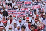 Sejumlah perawat yang tergabung dalam Persatuan Perawat Nasional Indonesia (PPNI) membawa poster saat menggelar unjuk rasa di depan Gedung DPR/MPR, Jakarta, Kamis (16/3). PPNI meminta DPR memperhatikan nasib honorer perawat dan tenaga kerja sukarela agar diangkat menjadi Pegawai Negeri Sipil (PNS) sesuai UU Aparatur Sipil Negara. ANTARA FOTO/Atika Fauziyyah/wdy/17.