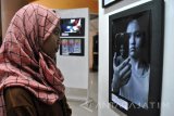 Pengunjung mengamati karya foto pada pameran fotografi Unit Kegiatan Mahasiswa CIPHOC (Communication Photography Club) di Graha Nidya Adhi Loka, UNITOMO, Surabaya, Rabu (15/3). Pameran fotografi ini diselenggarakan dengan harapan agar menumbuhkan rasa kreatifitas untuk pengunjung terutama mahasiswa di Surabaya. Antara Jatim/Naufal Ammar/zk/17