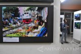 Pengunjung mengamati karya foto pada pameran fotografi Unit Kegiatan Mahasiswa CIPHOC (Communication Photography Club) di Graha Nidya Adhi Loka, UNITOMO, Surabaya, Rabu (15/3). Pameran fotografi ini diselenggarakan dengan harapan agar menumbuhkan rasa kreatifitas untuk pengunjung terutama mahasiswa di Surabaya. Antara Jatim/Naufal Ammar/zk/17