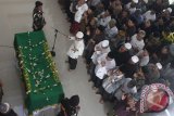 Sejumlah santri dan pelayat melakukan salat jenazah KH Hasyim Muzadi di Pondok pesantren Al Hikam, Cenggerayam, Malang, Jawa Timur, Kamis (16/3/2017). Salah satu Anggota Dewan Pertimbangan Presiden (Watimpres) tersebut meninggal dunia di Malang pada Kamis (16/3/2017) pagi, setelah sempat dirawat di ruang ICU Rumah sakit Lavalette-Malang selama tiga hari karena kesehatannya memburuk. (ANTARA FOTO/Ari Bowo Sucipto)