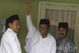 Anggota Dewan Pertimbangan Presiden (Watimpres) KH. Hasyim Muzadi (tengah) melambaikan tangan kepada wartawan di Rumah Sakit Lavalette, Malang, Jawa Timur, Senin (16/1). KH Hasyim Muzadi yang sakit sejak Jumat tanggal 6 Januari lalu tersebut kini kesehatannya makin membaik dan diperkirakan akan segera diperbolehkan pulang oleh tim dokter. Antara Jatim/Ari Bowo Sucipto/zk/17. 